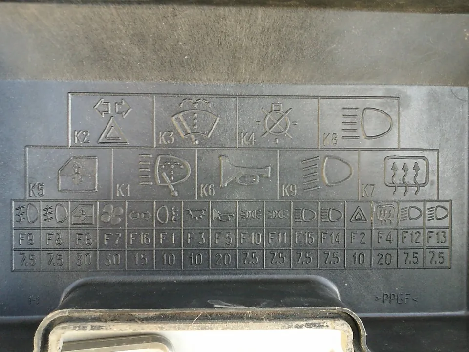 Поздний монтажный блок 2114-3722010-08 (Lada 2109 2004 года, «высокая» панель): на крышке номера F1–F16 и номиналы от 7,5 до 30 А — другие, чем в таблице руководства для блока 2108-3722010 — Лада 2108/2109/21099